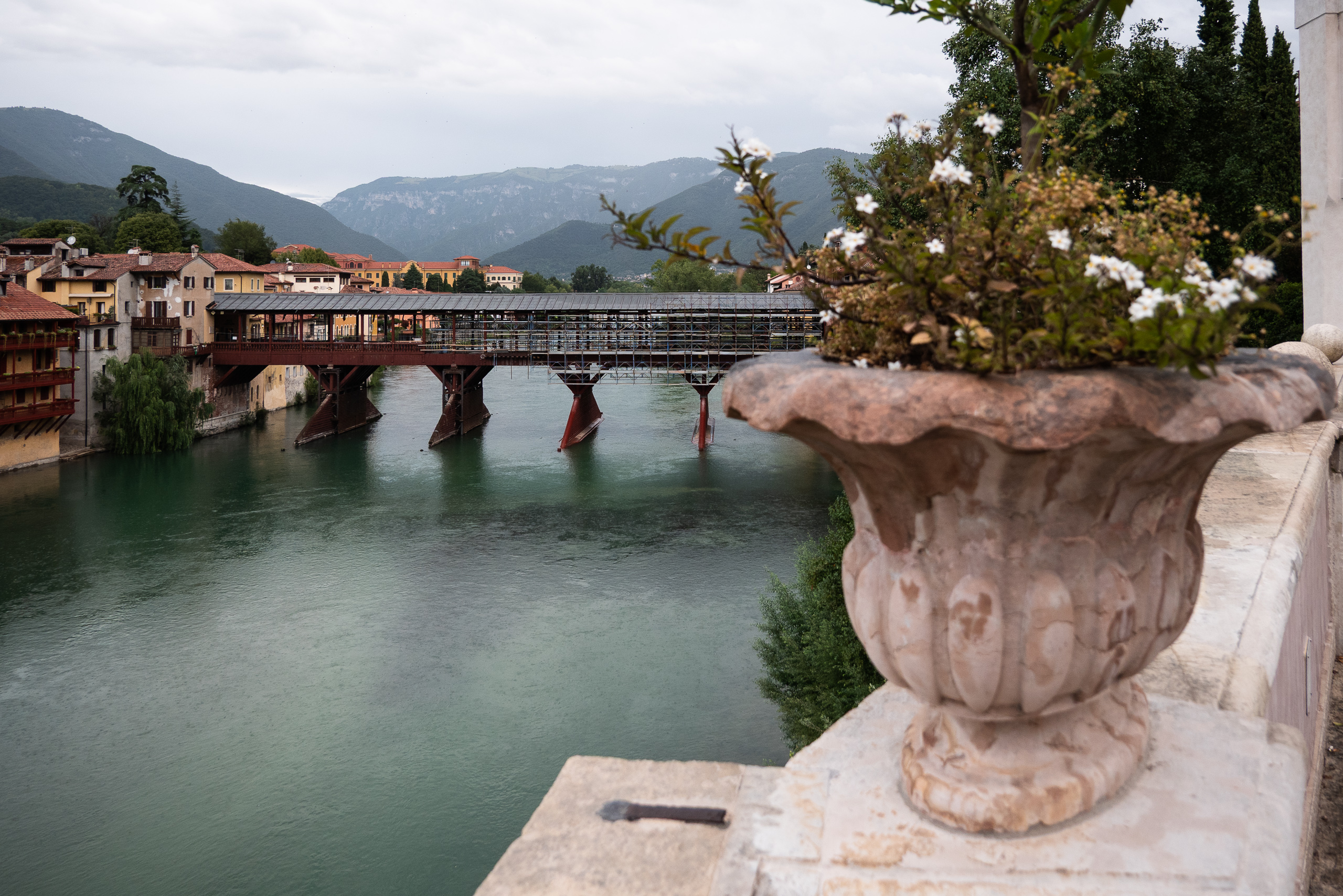 Der hölzerne Ponte degli Alpini über die Brenta in Bassano